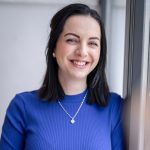 Zufriedene Kundin mit Finanzbildung