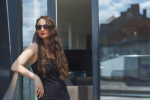 Finanzberaterin mit Sonnenbrille aus Österreich genießt passives Einkommen aus Einzelaktien