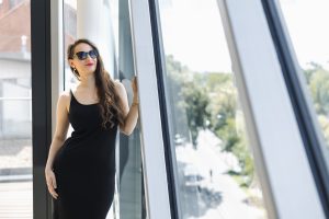 Finanzberaterin mit Sonnenbrille genießt Passives Einkommen aus Einzelaktien