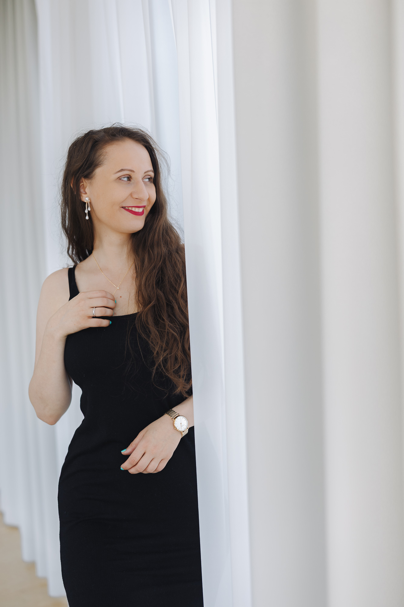 Unabhängige Finanzberaterin im schwarzen Kleid