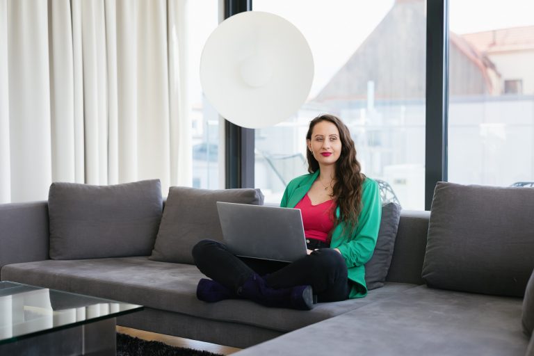 Finanzberaterin aus Österreich mit Laptop bei Portfolio Optimierung