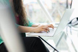 Laptop von nahe als Symbolbild fürs Investieren mit ETFs