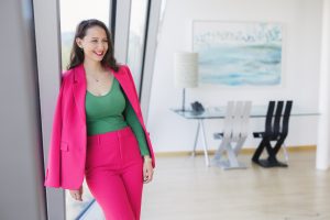 Sara Obereder an der Wand lehnend als unabhängige Finanzberaterin