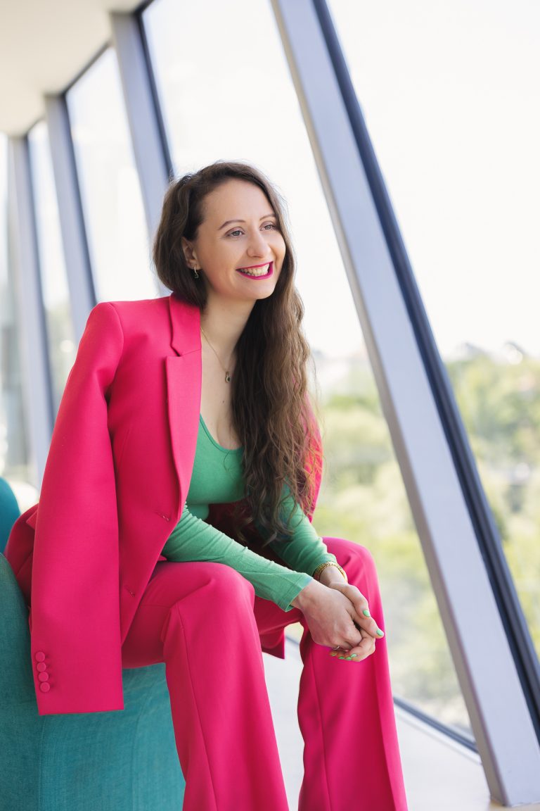 Sara Obereder als unabhängige Finazberaterin im Portrait.